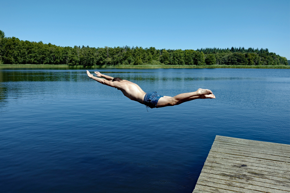 Achtung beim Sprung ins kalte Wasser: Die allgemeinen Baderegeln zu beachten und seine eigene Fitness richtig einzuschätzen, hilft Badeunfälle zu vermeiden. (Bild: Pixabay) 